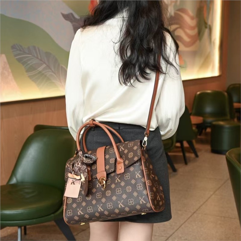 Light luxury brand women's bag - огляд і ціна Luxury Bags Trend 2025
